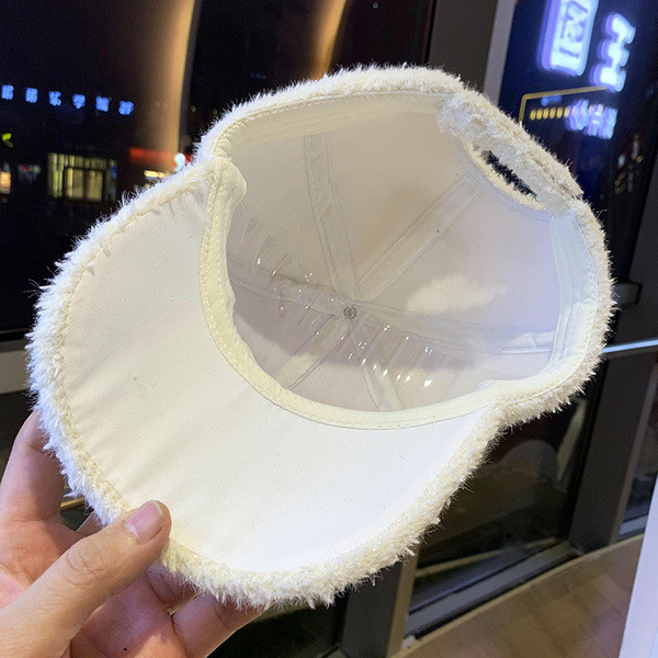 Új modell női sapka - fém elemmel