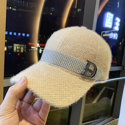 Μοντέρνο γυναικείο καπέλο με διακοσμιτκές πέτρες και μεταλλικό στοιχείο