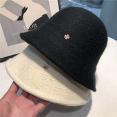 Női alkalmi sapka fém elemmel, négy színben