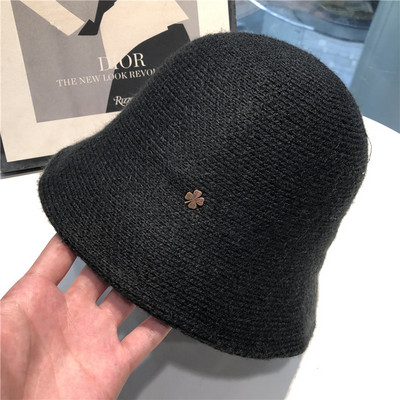 Női alkalmi sapka fém elemmel, négy színben