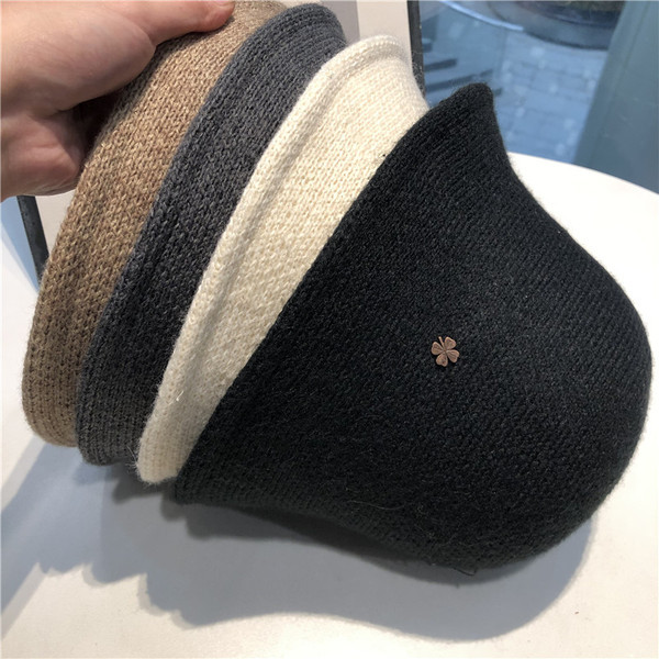 Női alkalmi sapka fém elemmel, négy színben