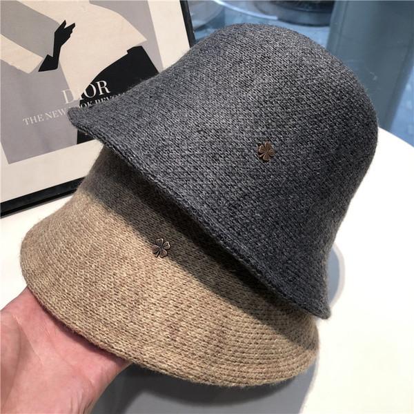 Női alkalmi sapka fém elemmel, négy színben