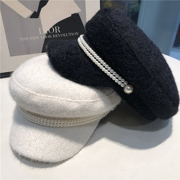 Alkalmi női sapka napellenzővel és gyöngyökkel fehér és fekete színben