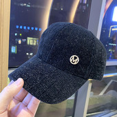 Alkalmi női kordbársony sapka fém elemmel