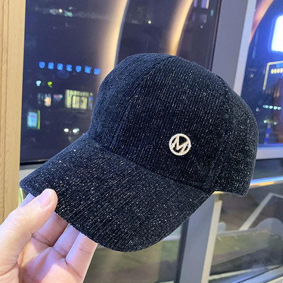 Alkalmi női kordbársony sapka fém elemmel