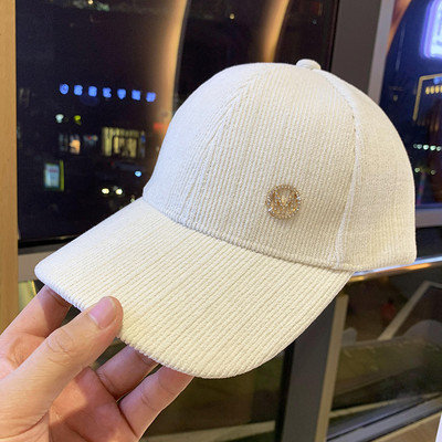 Alkalmi női kordbársony sapka fém elemmel