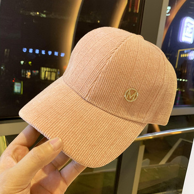 Alkalmi női kordbársony sapka fém elemmel