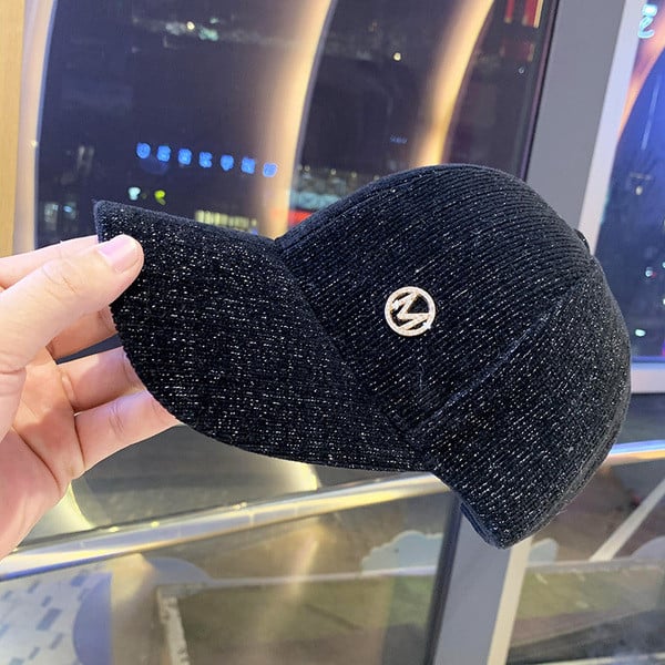 Alkalmi női kordbársony sapka fém elemmel