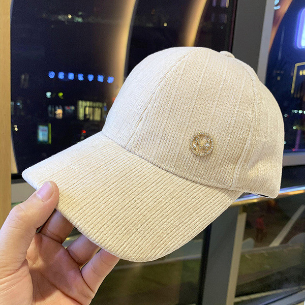 Alkalmi női kordbársony sapka fém elemmel