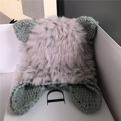 Γυναικείο πλεκτό καπέλο με γούνα και τρισδιάστατο στοιχείο