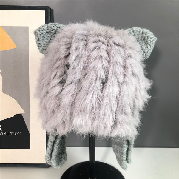 Γυναικείο πλεκτό καπέλο με γούνα και τρισδιάστατο στοιχείο