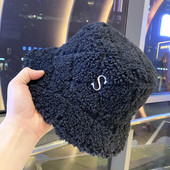 Νέο μοντέλο γυναικείο καπέλο με μεταλλικό γράμμα