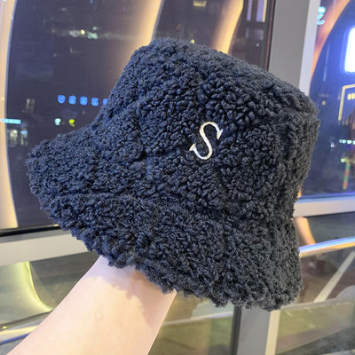 Νέο μοντέλο γυναικείο καπέλο με μεταλλικό γράμμα