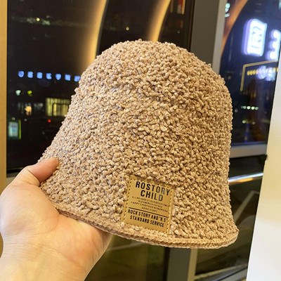 Új modell téli női puha sapka emblémával