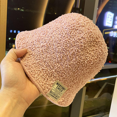 Új modell téli női puha sapka emblémával