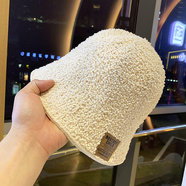 Új modell téli női puha sapka emblémával