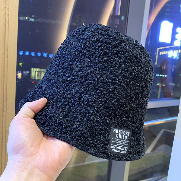 Új modell téli női puha sapka emblémával