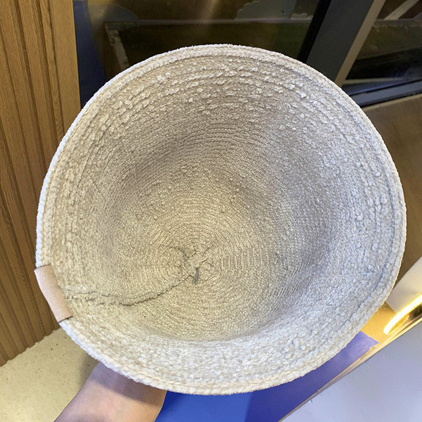 Új modell téli női puha sapka emblémával