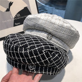 Stílusos női kötött sapka fém díszítéssel