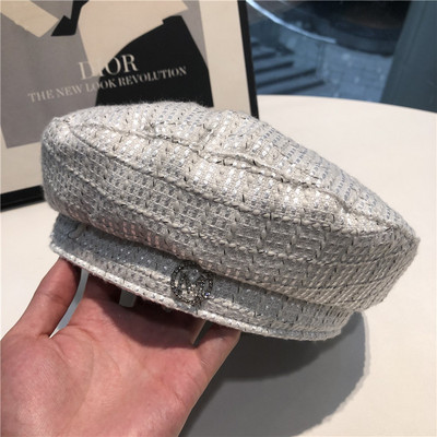 Stílusos női kötött sapka fém díszítéssel