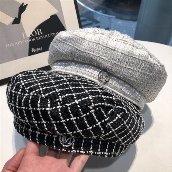 Stílusos női kötött sapka fém díszítéssel