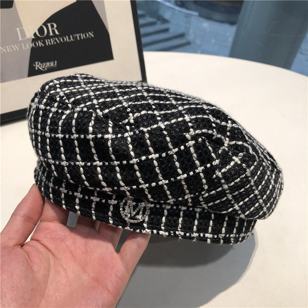 Stílusos női kötött sapka fém díszítéssel