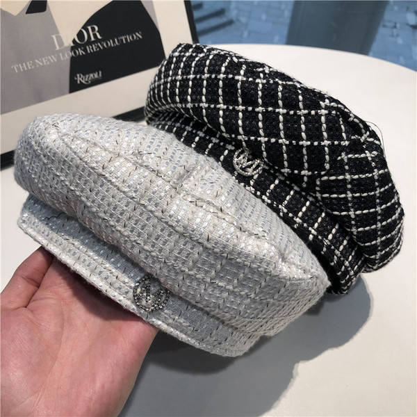 Stílusos női kötött sapka fém díszítéssel