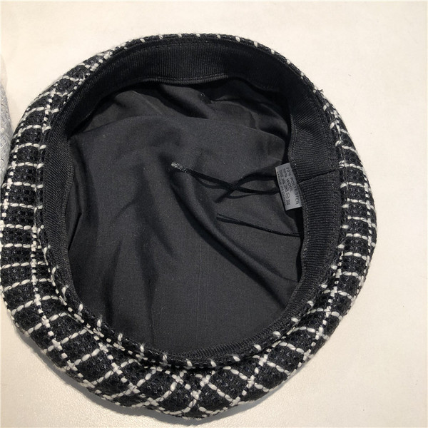 Stílusos női kötött sapka fém díszítéssel