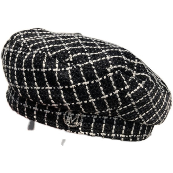 Stílusos női kötött sapka fém díszítéssel