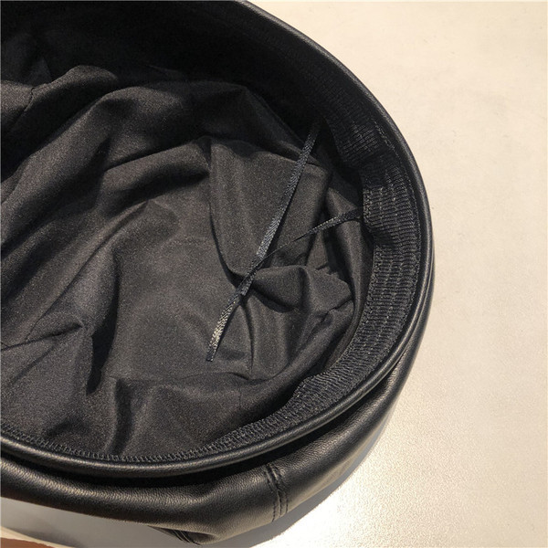 Дамска ежедневна шапка от изкуствена кожа - тип барета