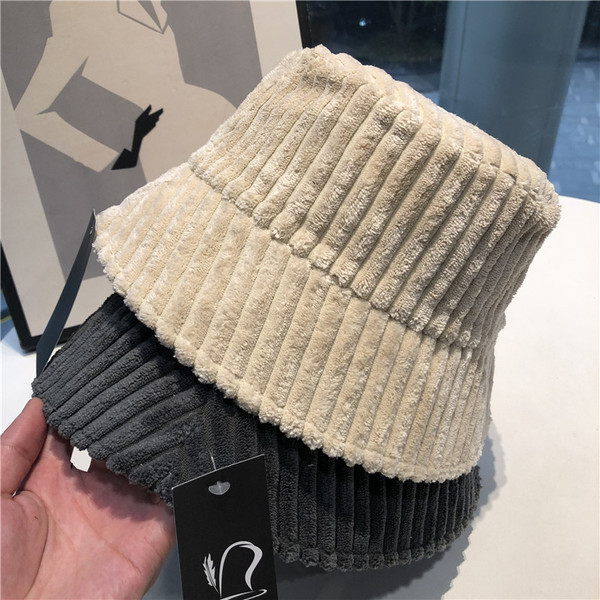 Női kordbársony sapka retro stílusban