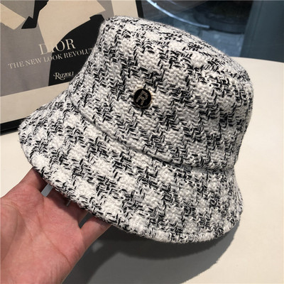 Дамска ежедневна шапка с метална декорация в два цвята