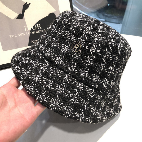 Дамска ежедневна шапка с метална декорация в два цвята