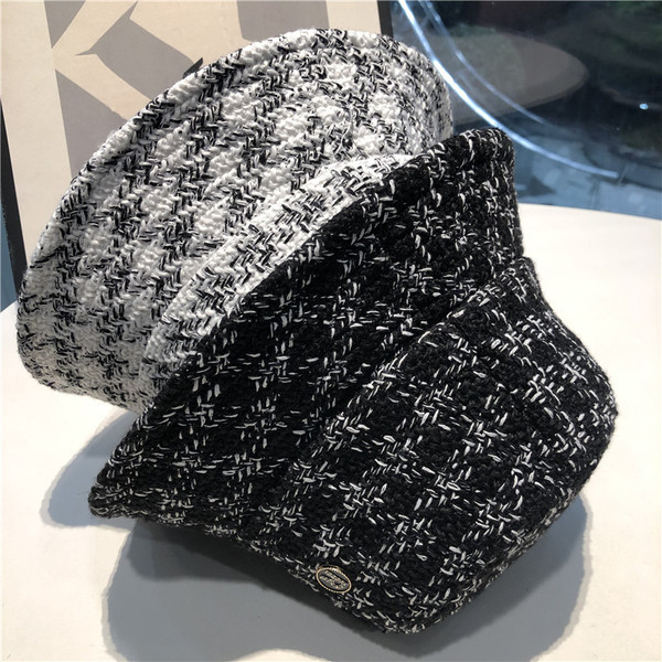 Дамска ежедневна шапка с метална декорация в два цвята