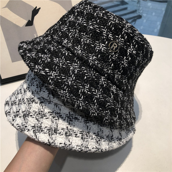 Дамска ежедневна шапка с метална декорация в два цвята