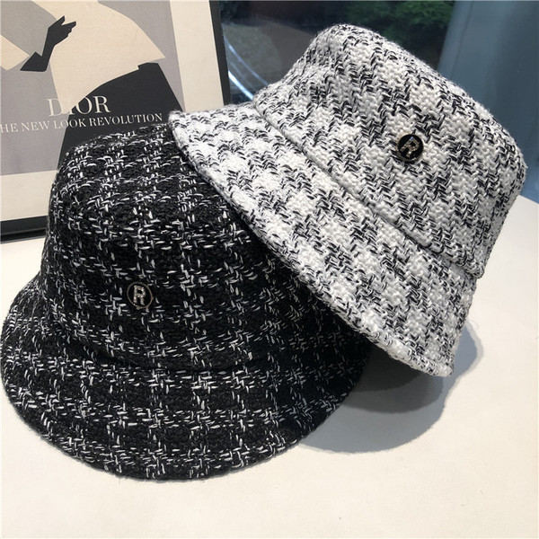 Дамска ежедневна шапка с метална декорация в два цвята