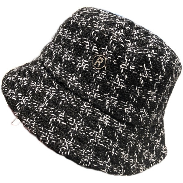 Дамска ежедневна шапка с метална декорация в два цвята