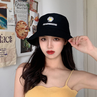 Актуална дамска шапка в два модела - изчистен или с бродерия