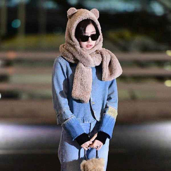 Női kalap sállal és 3D elemekkel