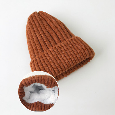 Kötött téli női sapka többféle modellben