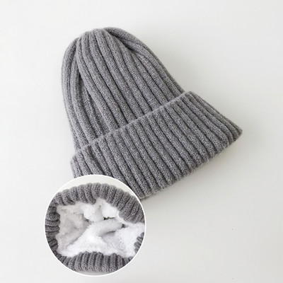 Kötött téli női sapka többféle modellben