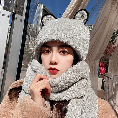 Modern pehelysapka sállal és kesztyűvel