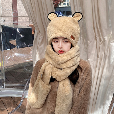 Modern pehelysapka sállal és kesztyűvel