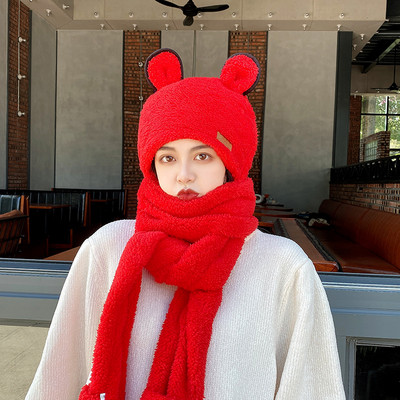 Modern pehelysapka sállal és kesztyűvel