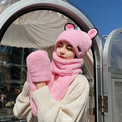 Modern pehelysapka sállal és kesztyűvel