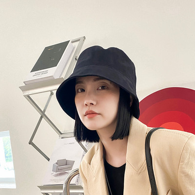 Γυναικείο κορυφαίο καπέλο σε διάφορα μοντέλα