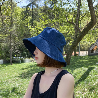 Γυναικείο κορυφαίο καπέλο σε διάφορα μοντέλα