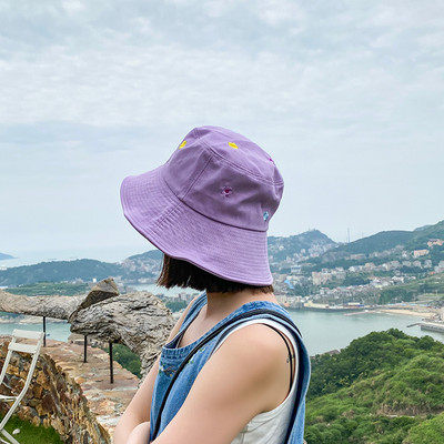 Γυναικείο κορυφαίο καπέλο σε διάφορα μοντέλα