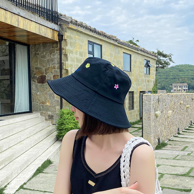 Γυναικείο κορυφαίο καπέλο σε διάφορα μοντέλα