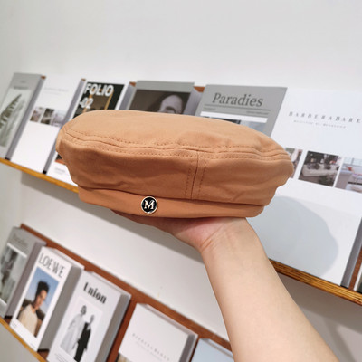 Μοντέρνο μπερέ γυναικείο με μεταλλικό στοιχείο